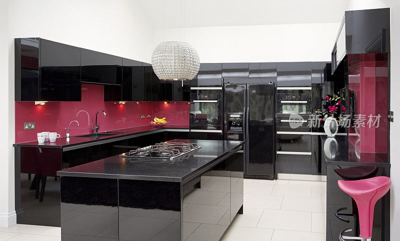 粉色和黑色的厨房