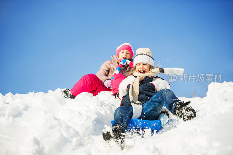 孩子们在雪中玩耍。