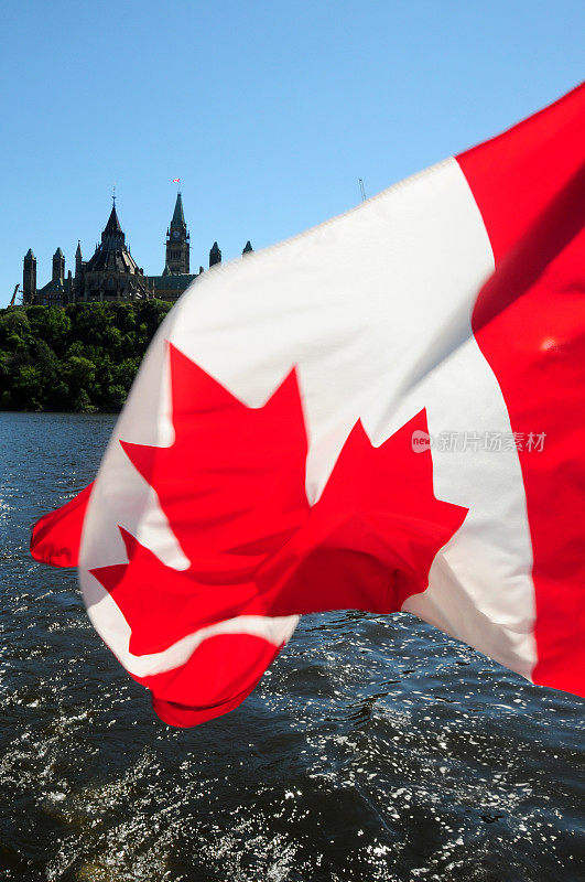 加拿大渥太华议会大楼前的加拿大国旗