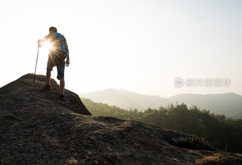 背包客在山顶上行走