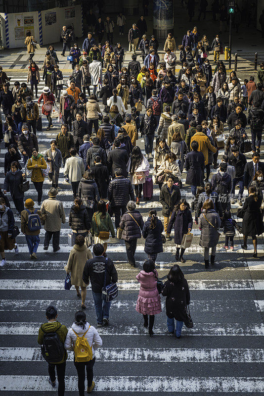 日本大阪站外的城市通勤人群