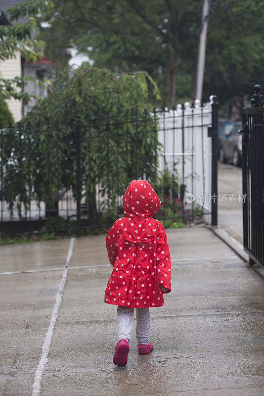 穿雨衣的小女孩