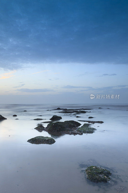 日落前的忧郁海景