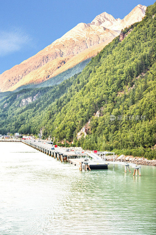 阿拉斯加冰川湾的空船坞