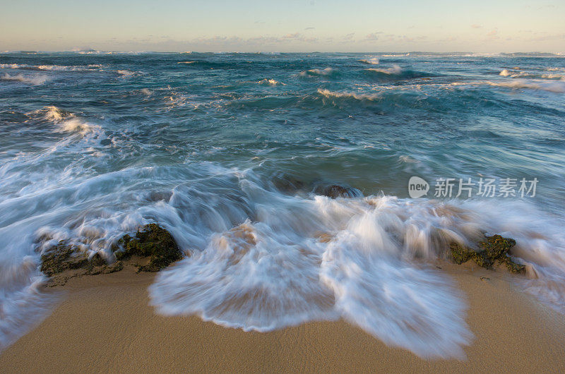 汹涌的海浪冲击着海滩上的岩石