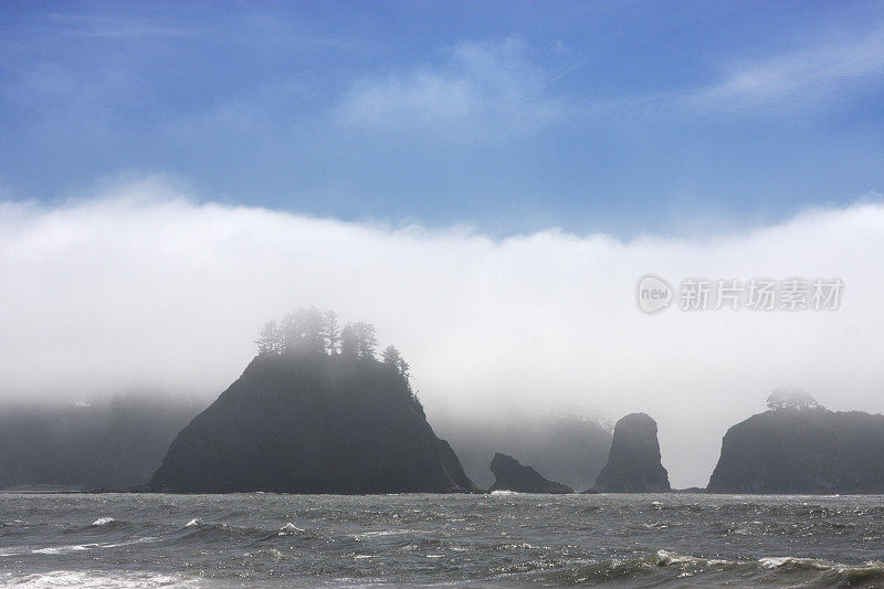 雾堆栈岩石海岸红宝石海滩