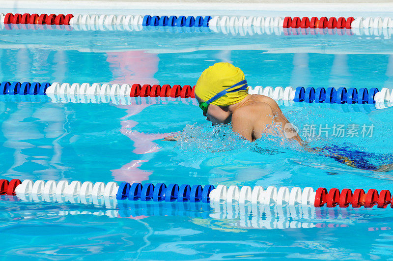 年轻男子运动员在比赛中游泳蛙泳