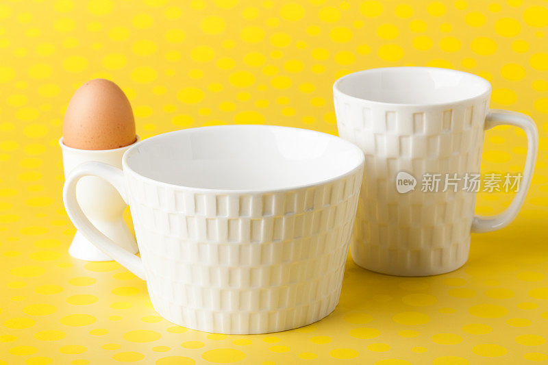 汤碗，咖啡杯和鸡蛋