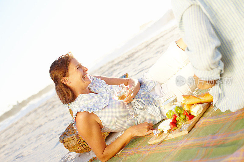 葡萄酒和浪漫的野餐