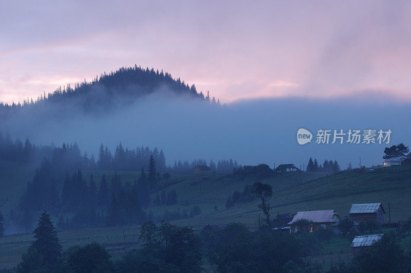 雾蒙蒙的山村日落