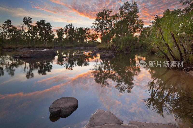 比拉邦或曼宁峡谷的小池塘，西澳大利亚，日落