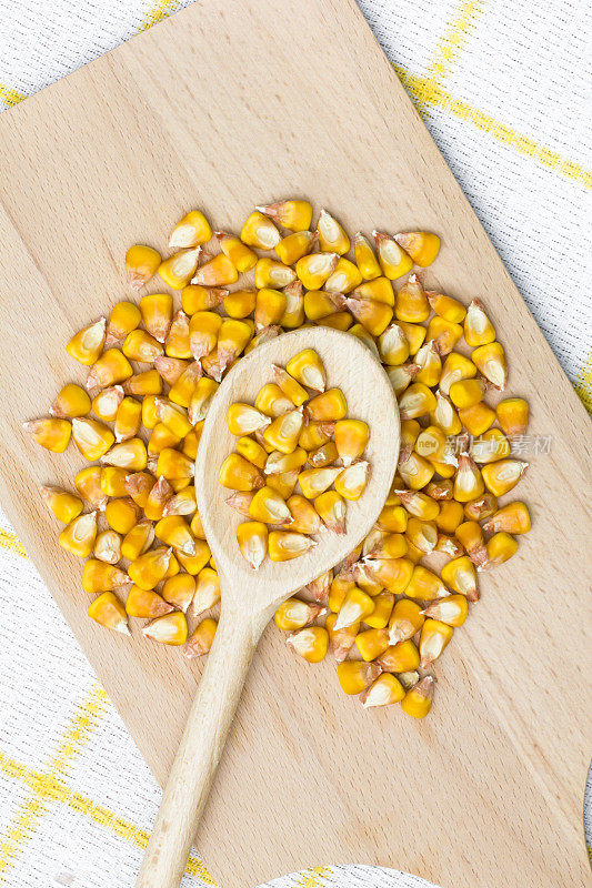 切菜板上的玉米种子