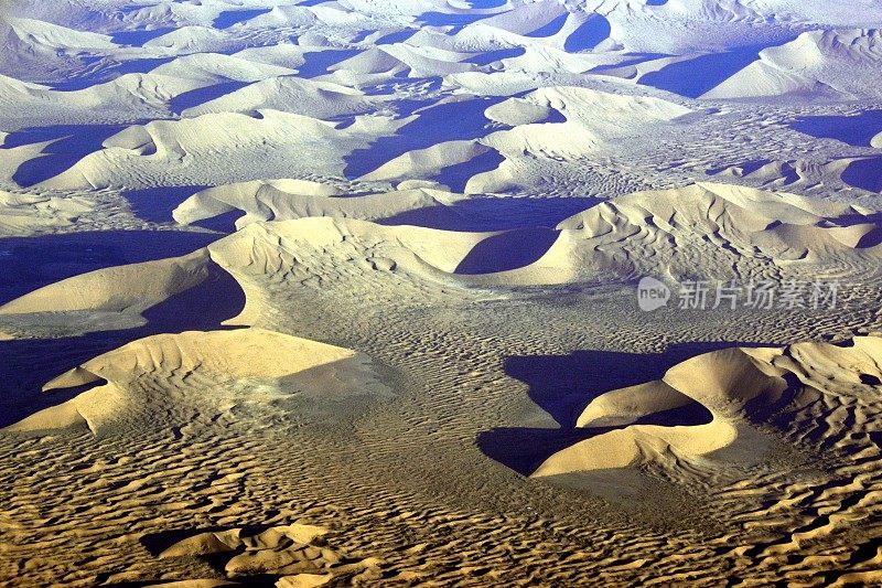 巴丹吉林沙漠沙海鸟瞰图，中国内蒙古