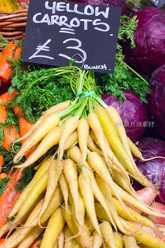 伦敦博罗市场的黄色胡萝卜