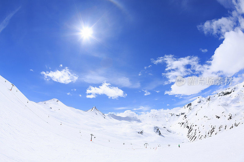 冬季全景阿尔卑斯山雪景里维诺意大利粉末雪