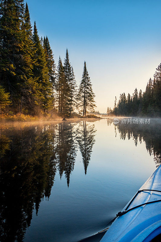 在加拿大安大略省阿尔冈昆省公园的荒野湖上划皮艇