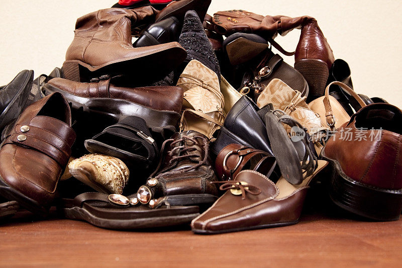 背景。许多女人的鞋子堆。零售。消费主义。