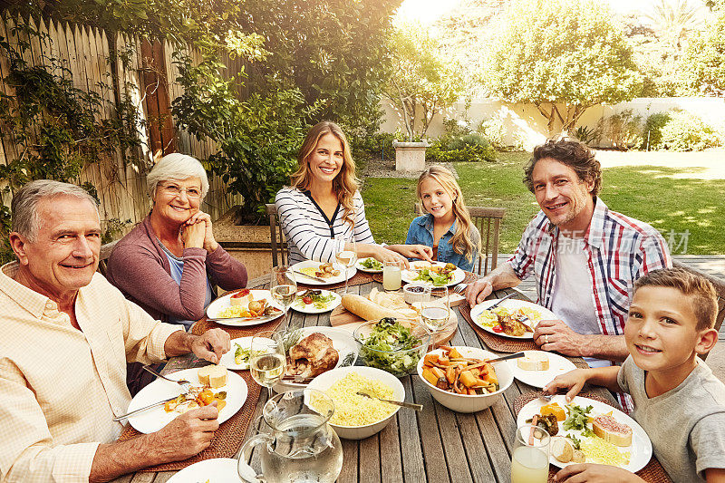 与大家庭一起享用美味的户外午餐