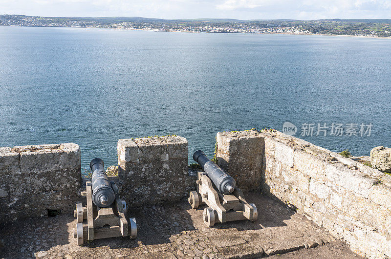 海岸城堡上的两门大炮