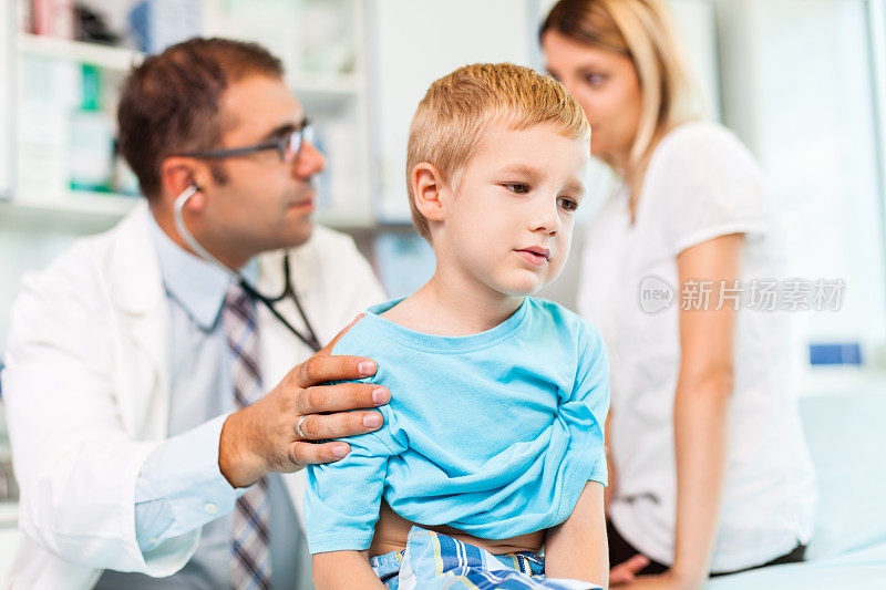 医生用听诊器检查孩子