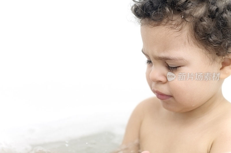人物:浴室里不快乐的孩子的肖像。