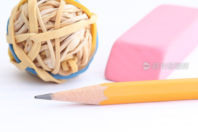 铅笔，橡皮和橡皮筋球