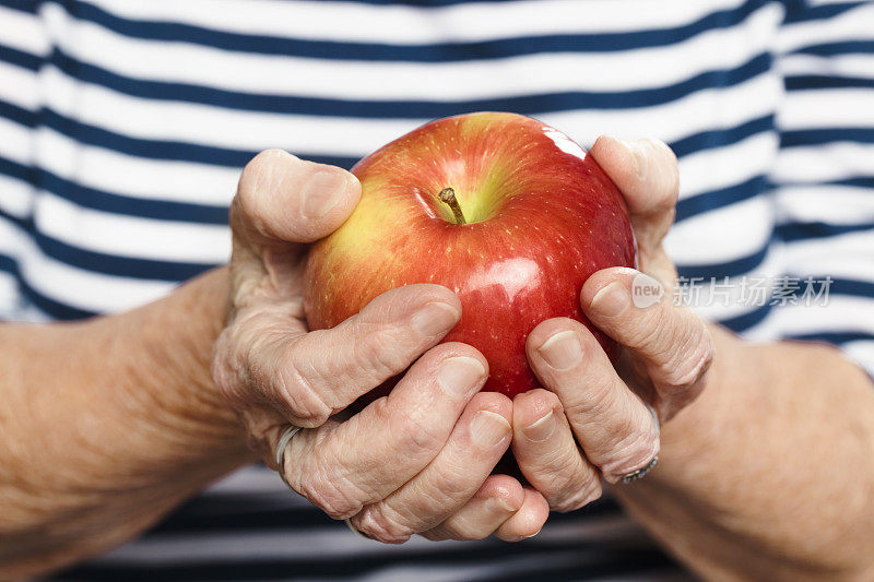 老妇人拿着苹果