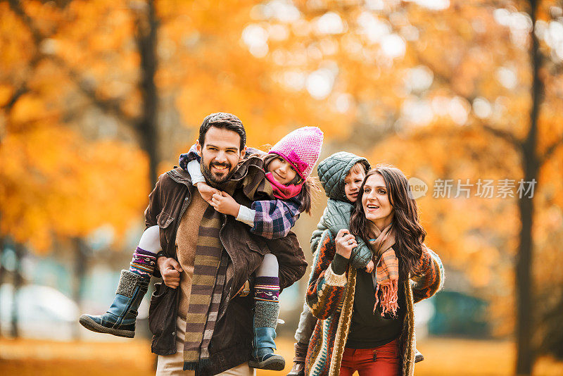 秋日公园里，快乐的一家人在一起。