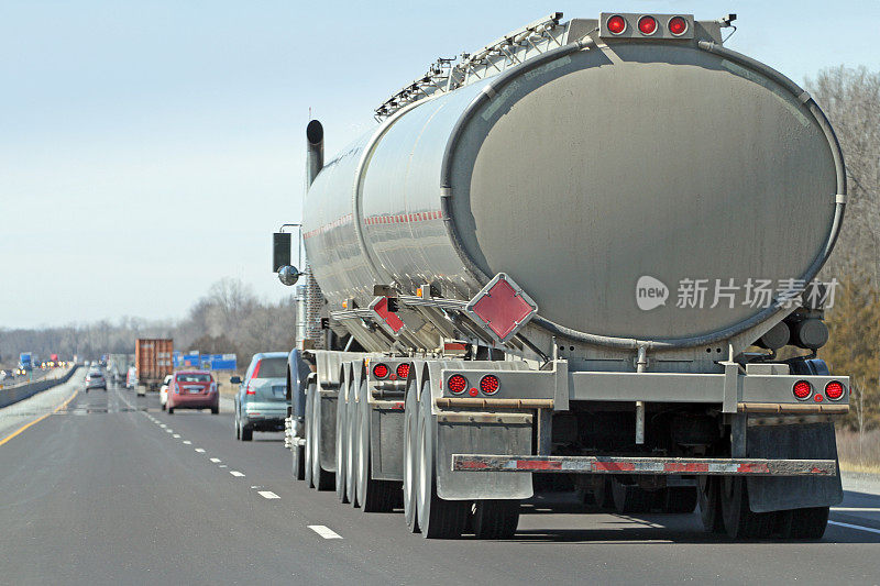 在四车道分隔公路上装载汽油的半油罐车