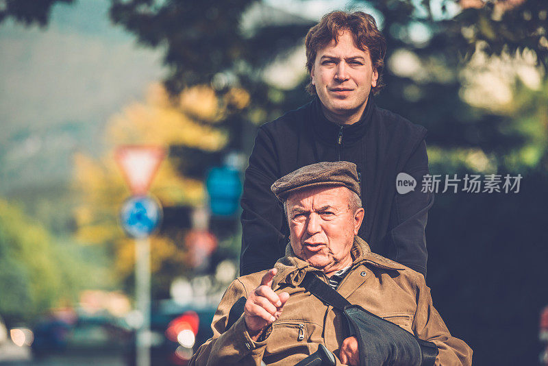 在轮椅上的残疾老人和他的孙子，欧洲