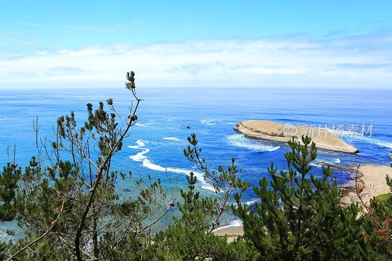 加州海岸悬崖海滩