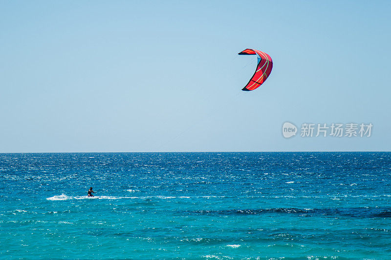 风筝冲浪者划着浪