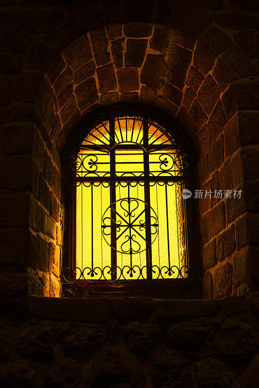 黄色的窗户和华丽的铁艺装饰。