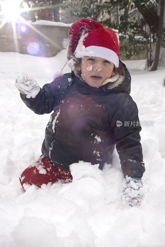 可爱的小男孩在圣诞假期玩雪