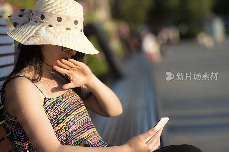 担忧的中国女人用智能手机，科佩尔，斯洛文尼亚，欧洲