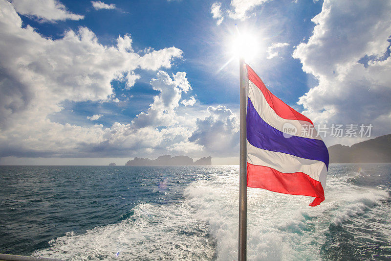 泰国国旗映衬着普普岛附近壮观的天空
