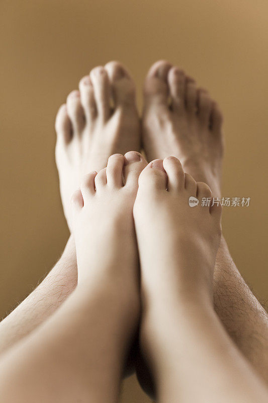 父亲和儿子的脚