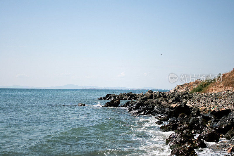 多岩石的海岸线