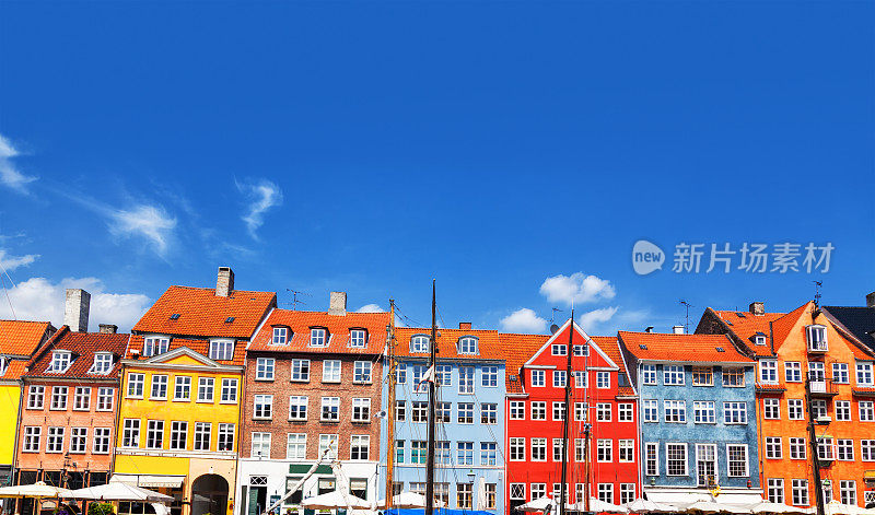 丹麦哥本哈根尼哈芬五颜六色的联排别墅