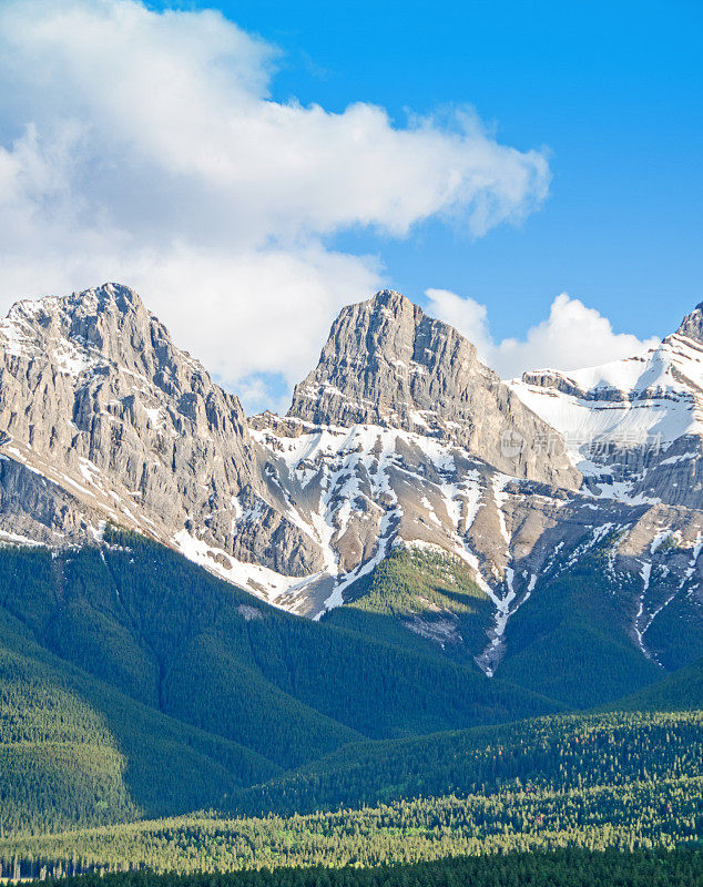 加拿大落基山脉-三姐妹山，坎莫尔，阿尔伯塔，夏天