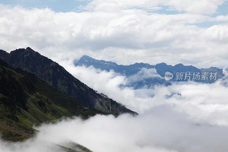 比利牛斯山的云层之上