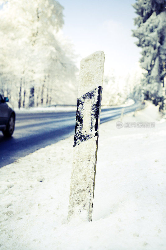 结霜的路面反射在雪地里