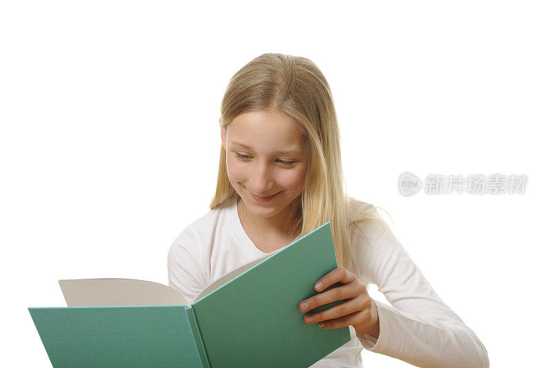 一个十几岁的女孩在读一本绿松石色的书