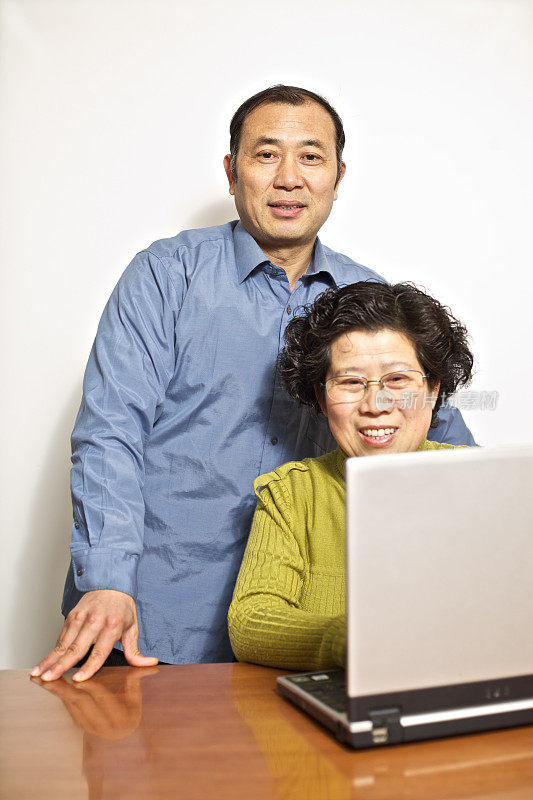 亚洲成熟夫妇使用笔记本电脑
