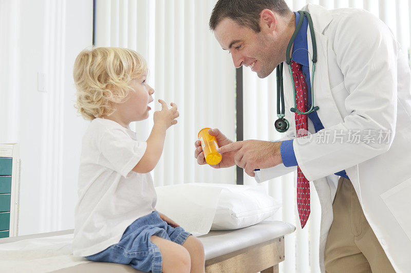 儿科医生和儿童用药