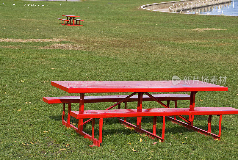 河边公园里的两张野餐桌