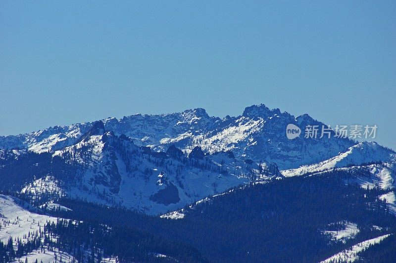 城堡峭壁蓝冰