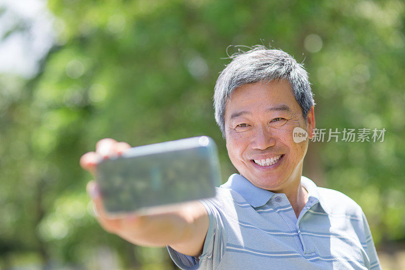 男人用智能手机自拍