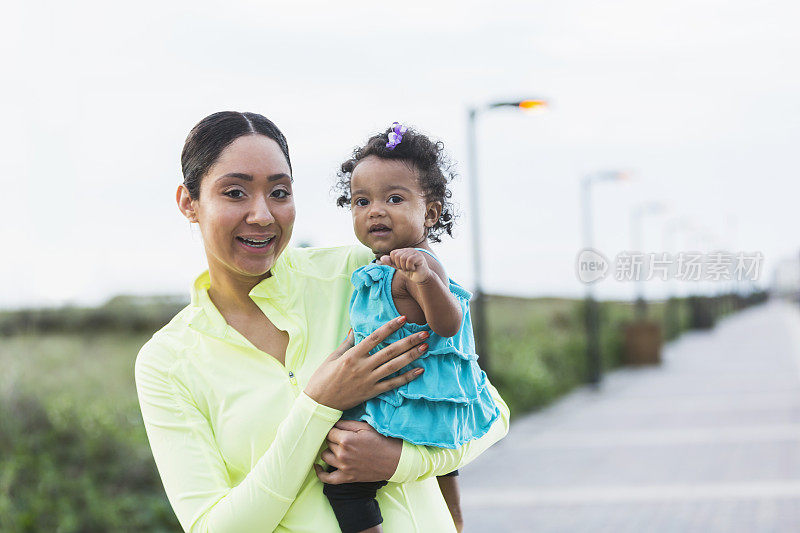 非裔美国母亲带着女婴散步
