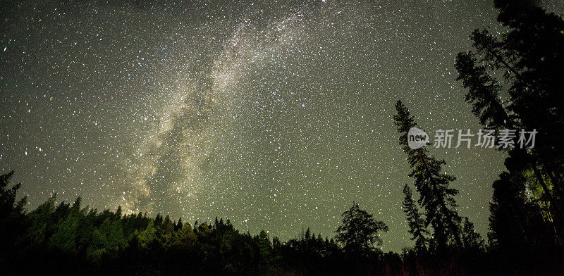 午夜银河全景图